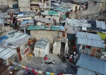 GAMBAR dari pemandangan udara menunjukkan rumah penduduk di kawasan Fort National Port-au-Prince di Haiti. - AFP   