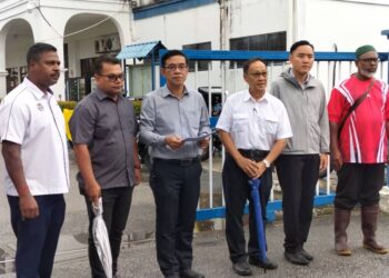 WONG Hon Wai (tengah) selepas membuat laporan polis terhadap pemimpin Pas dan Harakah di IPD Timur Laut, George Town, Pulau Pinang hari ini.