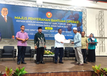MUHAMMAD Sanusi Md. Nor (tiga kiri) menyerahkan bantuan operasi kepada wakil Institusi Pendidikan Agama negeri Kedah di Dewan Kenangan MPSPK, Sungai Petani.