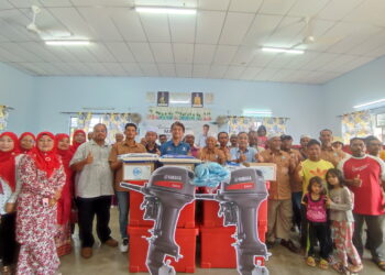 MUHAMMAD Faiz Fadzil (tengah) bersama nelayan Kuala Muda selepas menyampaikan sumbangan bantuan kotak makanan dan peralatan nelayan di Majlis Rahmah Mesra MADANI Libat Urus Pengerusi LKIM bersama Nelayan Negeri Kedah di Dewan KEDA, Kampung Tepi Sungai, Kota Kuala Muda di Sungai Petani.
