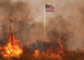 TIANG bendera AS disambar api dalam kebakaran yang tercetus akibat gelombang haba di Moreno Valley di Riverside County, California kelmarin.-AFP