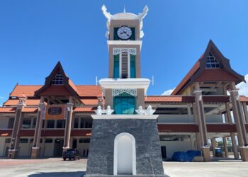 SEBUAH menara jam yang dibina untuk dijadikan mercu tanda kompleks baharu Pasar Kedai Payang, Kuala Terengganu, Terengganu. 
– UTUSAN/KAMALIZA KAMARUDDIN