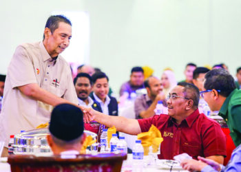MD. Suhaimi Abd. Rahman (kiri) bersalaman dengan Muhammad Sanusi Md. Nor ketika menghadiri Majlis Penyerahan Geran Daerah Bandar Baharu di Dewan Seri Tasik Pekan Serdang, Bandar Baharu. – UTUSAN/SHAHIR NOORDIN