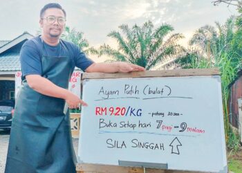 QOLBIN Salim Sulaiman menjual ayam segar bagi menampung dana Pertubuhan Kebajikan Kampit Rezeki 
di Parit Air Itam,  Alor Pongsu di Bagan Serai, Perak. – UTUSAN/WAT KAMAL ABAS