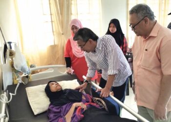 ZAIFULBAHRI Idris dan Zairuddin (kanan) menziarahi Fadilah sempena Program Jom Masuk Kampung di Kampung Chembong Halt, Rembau baru-baru ini ini.-UTUSAN/NOR AINNA HAMZAH.