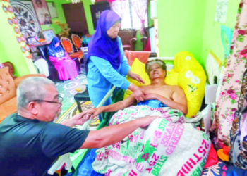 MAZIAH Mat Yusop dan suaminya menjaga M. Daud Kilau yang terlantar akibat masalah kesihatan di rumah penyanyi veteran itu 
di Bagan Datuk. – UTUSAN/AIN SAFRE BIDIN