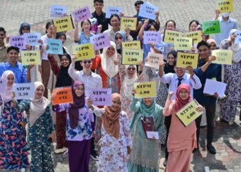 SEBAHAGIAN pelajar meraikan kejayaan selepas mendapat keputusan cemerlang STPM di Sekolah Menengah Kebangsaan (SMK) Sultan Sulaiman, Kuala Terengganu, baru-baru ini. – UTUSAN/PUQTRA HAIRRY ROSLI