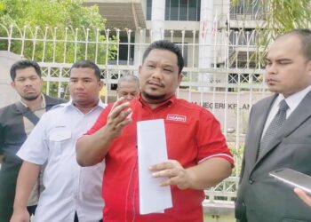 ZULHAZMI Hassan (dua kanan) semasa sidang akhbar berkait dana RM30 juta di hadapan Ibu Pejabat SPRM Kelantan di Kota Bharu, Kelantan, kelmarin. -  UTUSAN/ROSALWANI CHE SOH