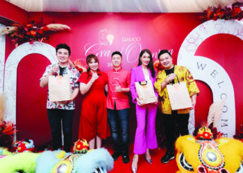DANIEL Wan (tiga dari kanan) dan Kelly Lim (dua dari kiri) bersama Zyro Wong (kanan) serta Amber Chia (dua dari kanan) ketika pelancaran Damoo Kitchen. Turut hadir Kelvin Chan (kiri).