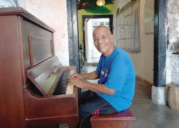 ROSS Ariffin masih mempunyai sentuhan bermain piano di sebuah hotel bajet di Jonker Walk, Banda Hilir, Melaka. – UTUSAN/AMRAN MULUP