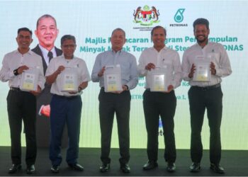 TIMBALAN Perdana Menteri dan Menteri Perladangan dan Komoditi, Datuk Seri Fadillah Yusof (tengah) melancarkan Program Pengumpulan Minyak Masak Terpakai di Stesen Petronas Presint 9, Putrajaya. - UTUSAN/FAISOL MUSTAFA