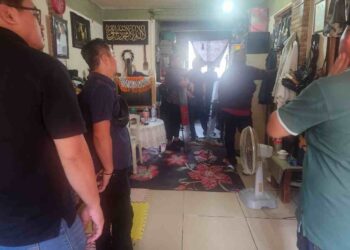PASUKAN polis sedang memujuk suspek yang mengurung diri dan ibunya dalam bilik tidur di Menggatal, Kota Kinabalu semalam