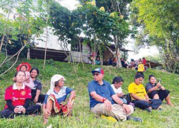 MOHD. Syahbuddin Hashim menyantuni  masyarakat Orang Asli di Pos Blau, Gua Musang, Kelantan. - UTUSAN/AIMUNI TUAN LAH
