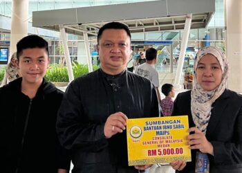 TUANKU Syed Faizuddin Putra Jamalullail 
berkenan menyampaikan sumbangan 
berjumlah RM5,000 kepada Pejabat Konsulat Jeneral Malaysia di Medan, Indonesia baru-baru ini.-UTUSAN