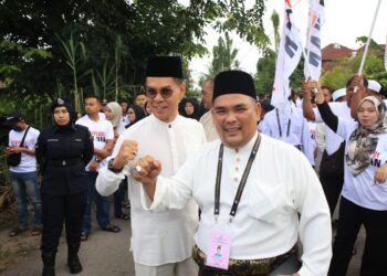 FAUZI Nawawi  bergambar dengan  Suzainal Adnan Sukri yang bertanding di DUN Tendong. – UTUSAN/YATIMIN ABDULLAH