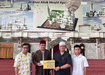 TUANKU Syed Faizuddin Putra Jamalullail 
berkenan menyerahkan sumbangan zakat MAIPs kepada Masjid Agung Medan di Sumatra Utara, Indonesia baru-baru ini.- UTUSAN