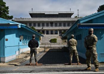 TENTERA Komando PBB dan askar Korea Selatan berkawal di hadapan Dewan Panmon di Panmunjom.-AFP 