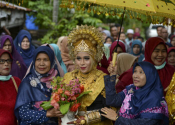 PENGANTIN wanita diarak dalam satu majlis perkahwinan di Lhoknga, Aceh. - AFP
