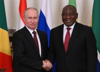 VLADIMIR Putin (kiri) berjabat tangan dengan Cyril Ramaphosa sebelum pertemuan dengan delegasi pemimpin Afrika di Istana Constantine di Saint Petersburg bulan lalu.-AFP