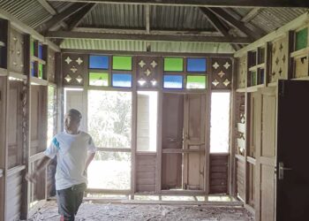 RUMAH lama yang dibina menggunakan kayu keras masih kukuh dan ia akan diguna semula untuk membina sebuah surau di Pondok Pok Kob, Kampung Pantai, Maran, Pahang.
