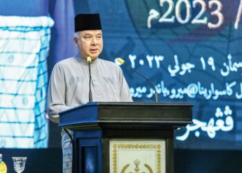SULTAN Nazrin Muizzuddin Shah bertitah pada Majlis Sambutan Maal Hijrah 1445H Peringkat Negeri Perak di Ipoh. – UTUSAN/MUHAMAD NAZREEN SYAH MUSTHAFA