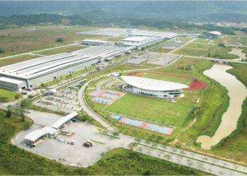 PEMBANGUNAN kilang Proton di Tanjung Malim sebagai hab autmotif bakal mewujudkan lebih banyak peluang pekerjaan selain  memacu pertumbuhan ekonomi negara. – GAMBAR HIASAN