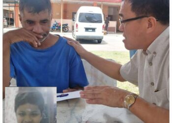MUNIYANDI ANDY (kiri) yang kehilangan anak lelakinya, Eswaran (gambar kecil) dalam kemalangan membabitkan sebuah bas dan lori tangki di Kilometer 138.3, Jalan Johor Bahru-Seremban di Bandar Chaah ditenangkan oleh Tan Chong di Hospital Segamat.
