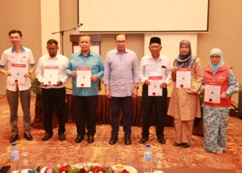 ANWAR Ibrahim pada majlis penyerahan watikah pencalonan kepada calon-calon Keadilan bagi PRN Negeri Sembilan di Port Dickson malam tadi.