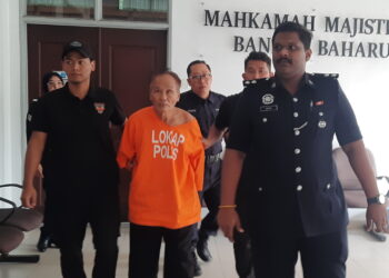 ANGGOTA polis membawa Loh Fatt Khong yang berdepan enam pertuduhan di Mahkamah Sesyen dan Mahkamah Majistret di Kulim. -UTUSAN/ AZAHAR HASHIM