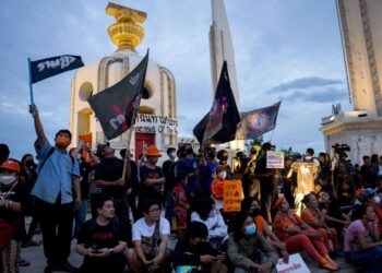 PENYOKONG parti MFP menghadiri protes berikutan penggantungan Pita Limjaroenrat sebagai ahli Parlimen di Monumen Demokrasi di Bangkok, Thailand.-AFP