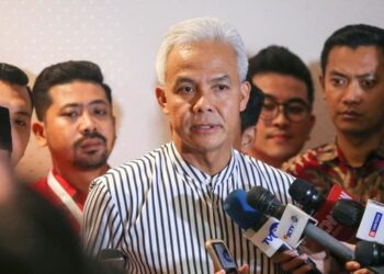 GANJAR Pranowo ditemu ramah wartawan ketika menghadiri sesi bertemu sukarelawan Parti PDI-Perjuangan di Senayan Jakarta kelmarin. - AGENSI