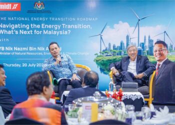 NIK NAZMI Nik Ahmad dalam Perbincangan Meja Bulat `Pelan Hala Tuju Peralihan tenaga Nasional: Apa Seterusnya untuk Malaysia’ di Kuala Lumpur, semalam. – UTUSAN/ FARIZ RUSADIO
