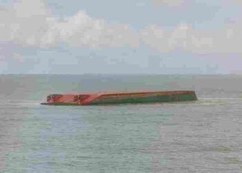 KAPAL kargo yang dinaiki 9 krew kapal terbalik di Pulau Burung, Sebuyau, Sarawak
