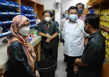 LUKANISMAN membuat tinjauan dan diberi taklimat oleh pegawai kesihatan di Hospital Sarikei, pada siri lawatan kerja hari keempatnya di Sarawak.