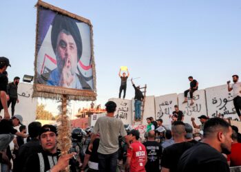 PENYOKONG Syiah Iraq berhimpun di luar Kedutaan Sweden di Baghdad selepas pihak berkuasa negara itu membenarkan sekali lagi al-Quran dibakar. - AFP