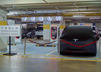 STESEN hab pengecasan pantas EV Tesla yang terletak di tempat letak kereta di sebuah kompleks membeli-belah terkemuka di Kuala Lumpur. – UTUSAN/FARIZ RUSADIO