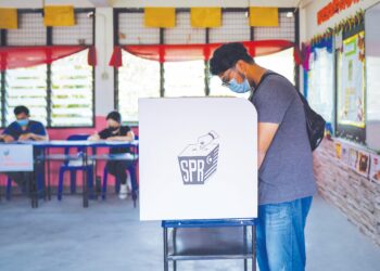 PARTI politik yang mampu menyediakan dasar terbaik mampu memikat pengundi muda untuk mengundi mereka. – UTUSAN/FARIZ RUSADIO