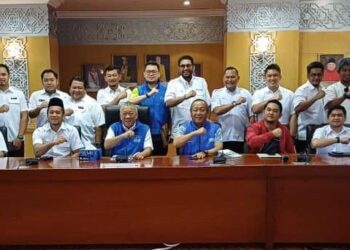 BUNG Moktar Radin (lima kanan) bersama Pergerakan Pemuda UMNO Sabah dalam pertemuan di Ibu Pejabat UMNO Sabah semalam