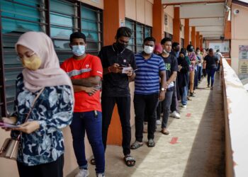 PENGUNDI muda beratur ketika menunaikan tanggungjawab mengundi di kawasan Parlimen Bangi sempena Pilihan Raya Umum 
Ke-15 (PRU15) lalu. – UTUSAN/FARIZ RUSADIO