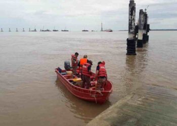 OPERASI SAR diteruskan seawal pukul 9 pagi tadi, bermula dari pangkalan jeti Sebuyau.