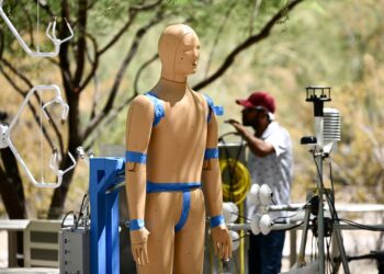 PENYELIDIK menggunakan robot ANDI untuk melakukan eksperimen mengenai bagaimana kesan haba melampau terhadap tubuh manusia di Phoenix, Amerika Syarikat. - AFP