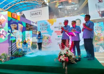 CHAN Foong Hin (tengah) ketika merasmikan majlis penutup Penang FAMA Fest 2033 di pekarangan Kompleks Bukit Jambul, Bayan Lepas, Pulau Pinang hari ini.