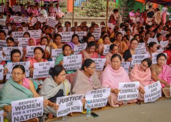 WANITA memegang sepanduk semasa menyertai protes membantah keganasan seksual di Manipur. - AFP 