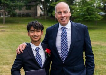 ADUL Samon bergambar bersama Rick Stanton di majlis graduasi The Masters School. - AGENSI 