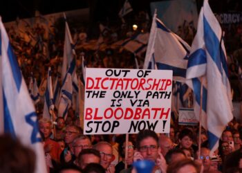 PENUNJUK perasaan memegang sepanduk semasa berarak di Baitulmuqaddis.-AFP