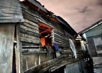 KEADAAN rumah Fatimah Simbi yang menanti masa untuk roboh di Kampung Sembulan Lama, Kota Kinabalu