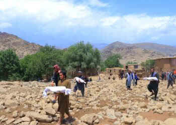 PENDUDUK Afghanistan mendukung jenazah kanak-kanak yang maut dalam banjir kilat di daerah Jalrez di wilayah Maidan Wardak. - AFP