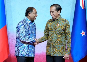 JOKO WIDODO berjabat tangan dengan Menteri Luar Malaysia, Datuk Seri Dr. Zambry Abdul Kadir semasa Mesyuarat Menteria Luar ASEAN di Jakarta, baru-baru ini. - AFP