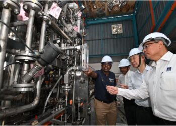 DR. Ahmad Sabirin bersama Eishi Fuyama melawat peralatan yang ada di Bioplastic Pilot Plant.