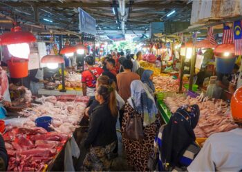 ORANG ramai membeli ayam di Pasar Jalan Raja Bot, Chow Kit.  - GAMBAR HIASAN/SHIDDIEQIIN ZON